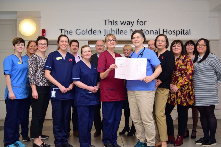 Dr Niki Walker receives the £2000 cheque from Glasgow Lead Nurse Alyson Goodwin.